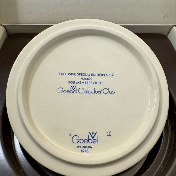 Goebel Exclusive Special Edition Plate - Picture 2 of 5